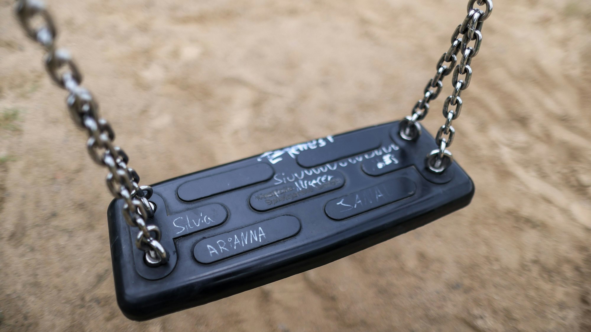 Ein leerer Spielplatz im Leipziger Stadtteil Grünau. Familienministerin Paus (Grüne) gibt am selben Tag eine Prognose ab, wie hoch die Kindergrundsicherung für armutsgefährdete Kinder ausfallen könnte.