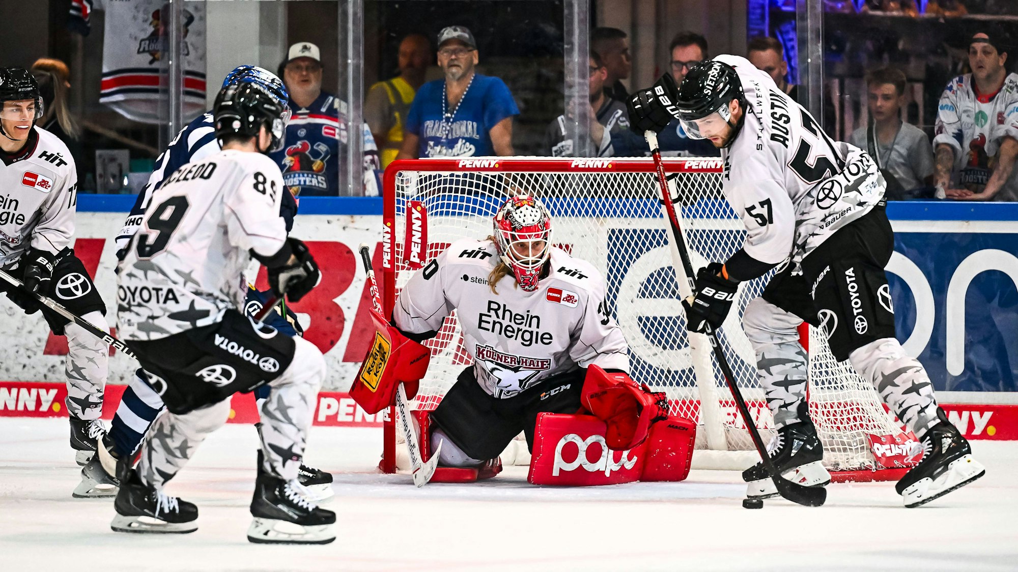 Stanislav Dietz Kölner Haie, 67 hält den Puck vor Mirko Pantkowski Kölner Haie, 30 unf Gregor MacLeod Kölner Haie, 89, GER, Iserlohn Roosters vs. Koelern Haie, Eishockey, Penny-DEL, Spielzeit 2023/2024,