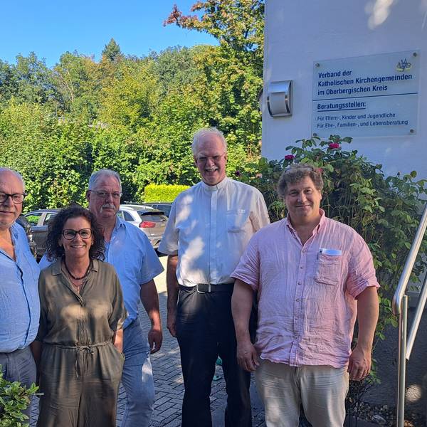 Vor der Beratungsstelle Herbstmühle stehen (von links nach rechts): Ludger Sändker, Jutta Schüler, Markus Willmeroth, Christoph Bersch und Dr. Thomas Köhler-Saretzki