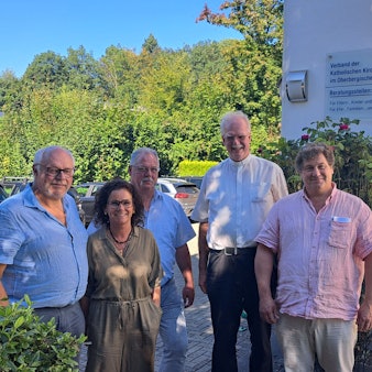 Vor der Beratungsstelle Herbstmühle stehen  (von links nach rechts): Ludger Sändker, Jutta Schüler, Markus Willmeroth, Christoph Bersch und Dr. Thomas Köhler-Saretzki