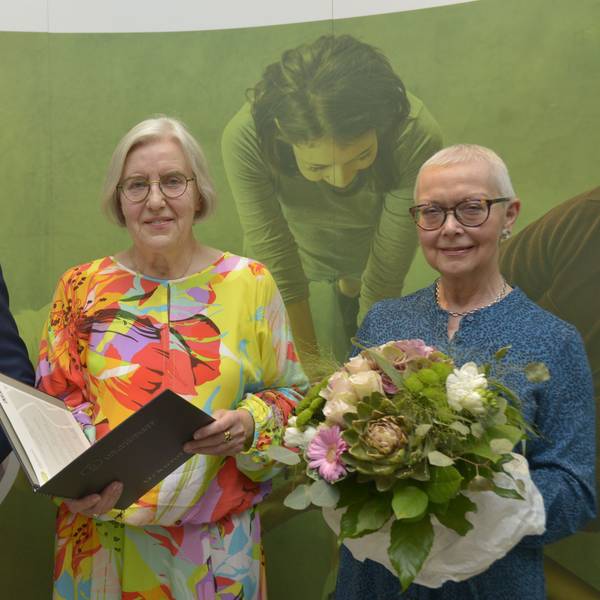 Das Foto zeigt von links nach rechts Peter Ruland mit dem Rheinlandtaler, Ursula Mahler, die stellvertretende Vorsitzende der Landschaftsversammlung Rheinland und Maria Clever mit einem Blumenstrauß.