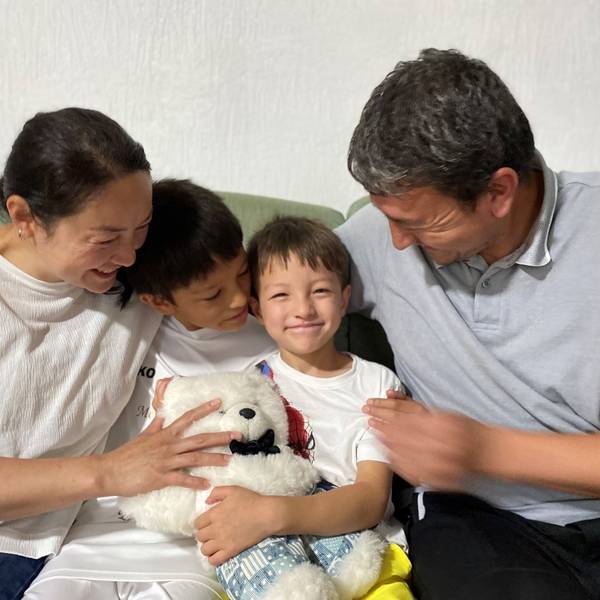 Familie Hussaini aus Dahlem kam 2021 aus Kabul nach Dahlem. Das Bild zeigt von links Mutter Madina Ibrahimi, die Söhne Zulfagar und Abulfazl sowie Vater Abdul Wahab.