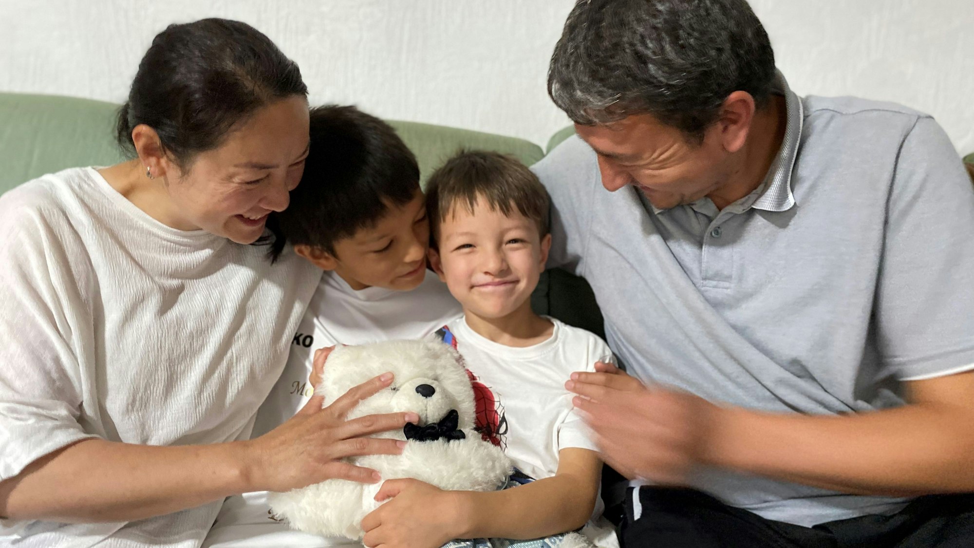 Familie Hussaini aus Dahlem kam 2021 aus Kabul nach Dahlem. Das Bild zeigt von links Mutter Madina Ibrahimi, die Söhne Zulfagar und Abulfazl sowie Vater Abdul Wahab.