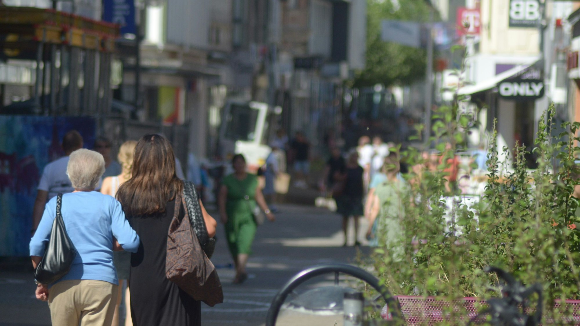 Besucherinnen und Besucher gehen durch die Fußgängerzone in Euskirchen. Sie sollen künftig in einer Smartphone-App Informationen zur Stadt finden.