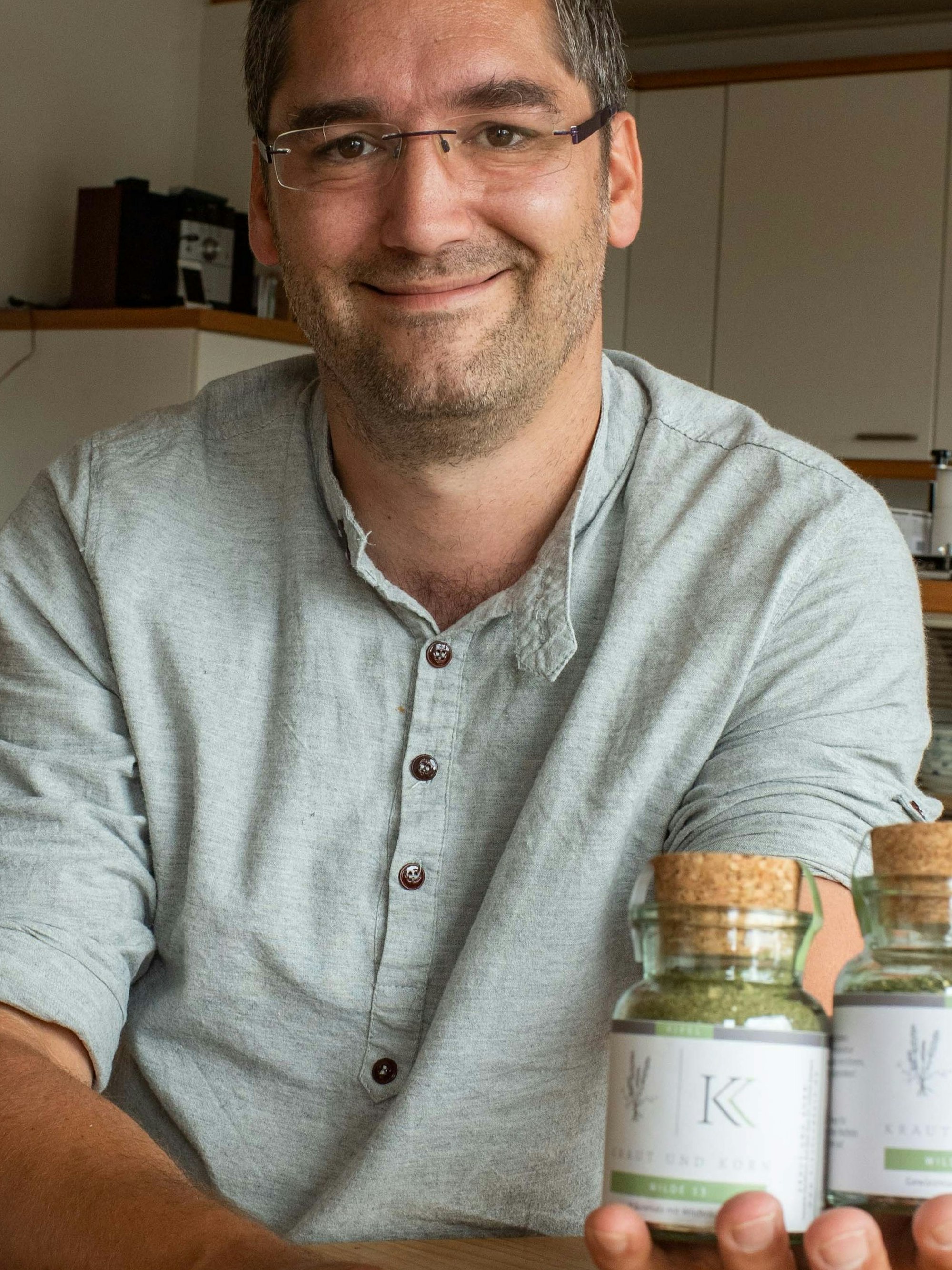 Hendrik Dockhorn hält zwei Gewürzgläser in der Hand.