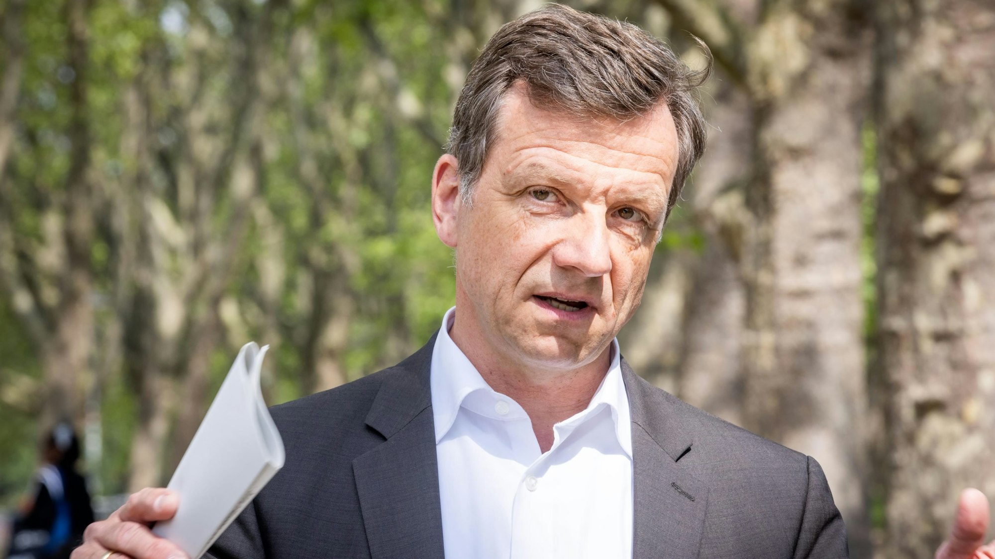 Ascan Egererhält Papier in der Hand und redet.