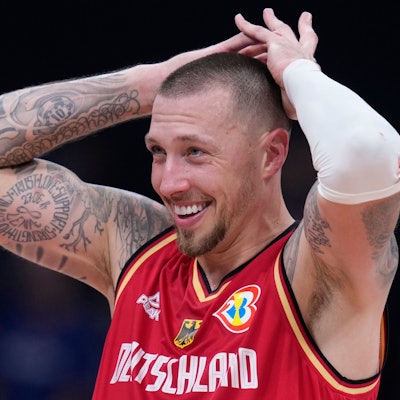 Forward Daniel Theis aus Deutschland feiert den Sieg seiner Mannschaft im Halbfinale der Basketball-WM in Manila.