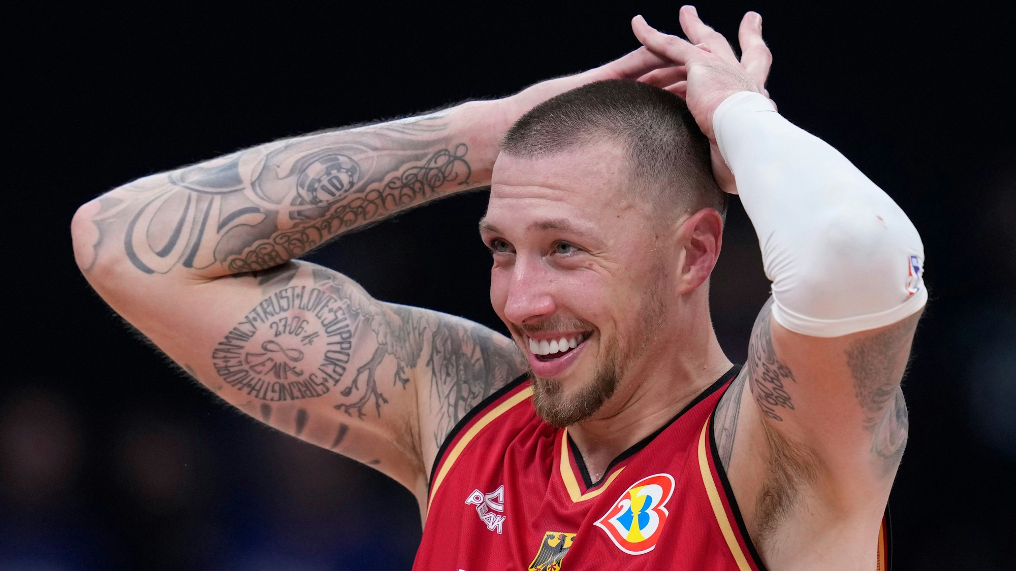 Forward Daniel Theis aus Deutschland feiert den Sieg seiner Mannschaft im Halbfinale der Basketball-WM in Manila.
