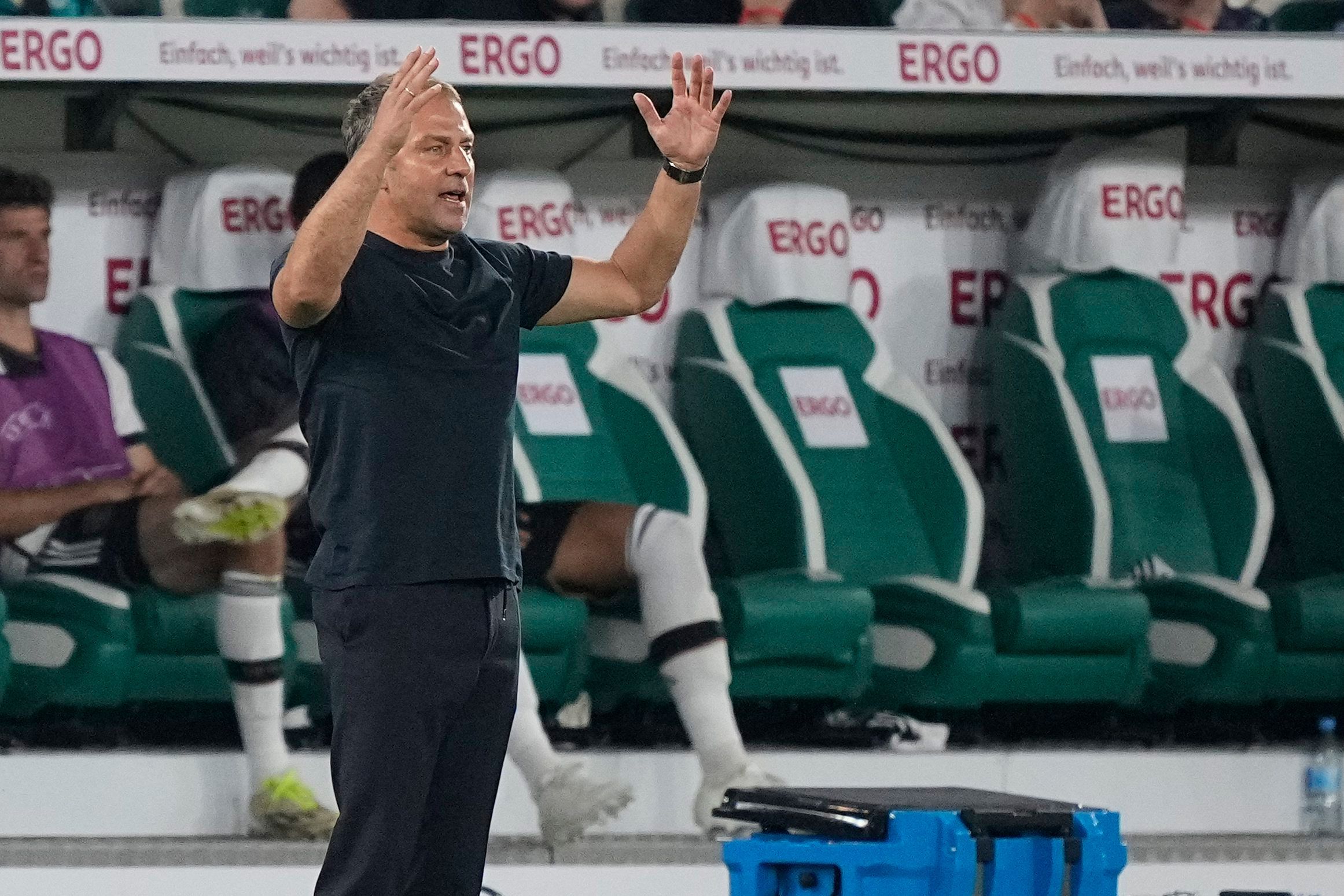 Erwarten weitere ungemütliche Zeiten nach dem Spiel gegen Japan: Bundestrainer Hansi Flick.