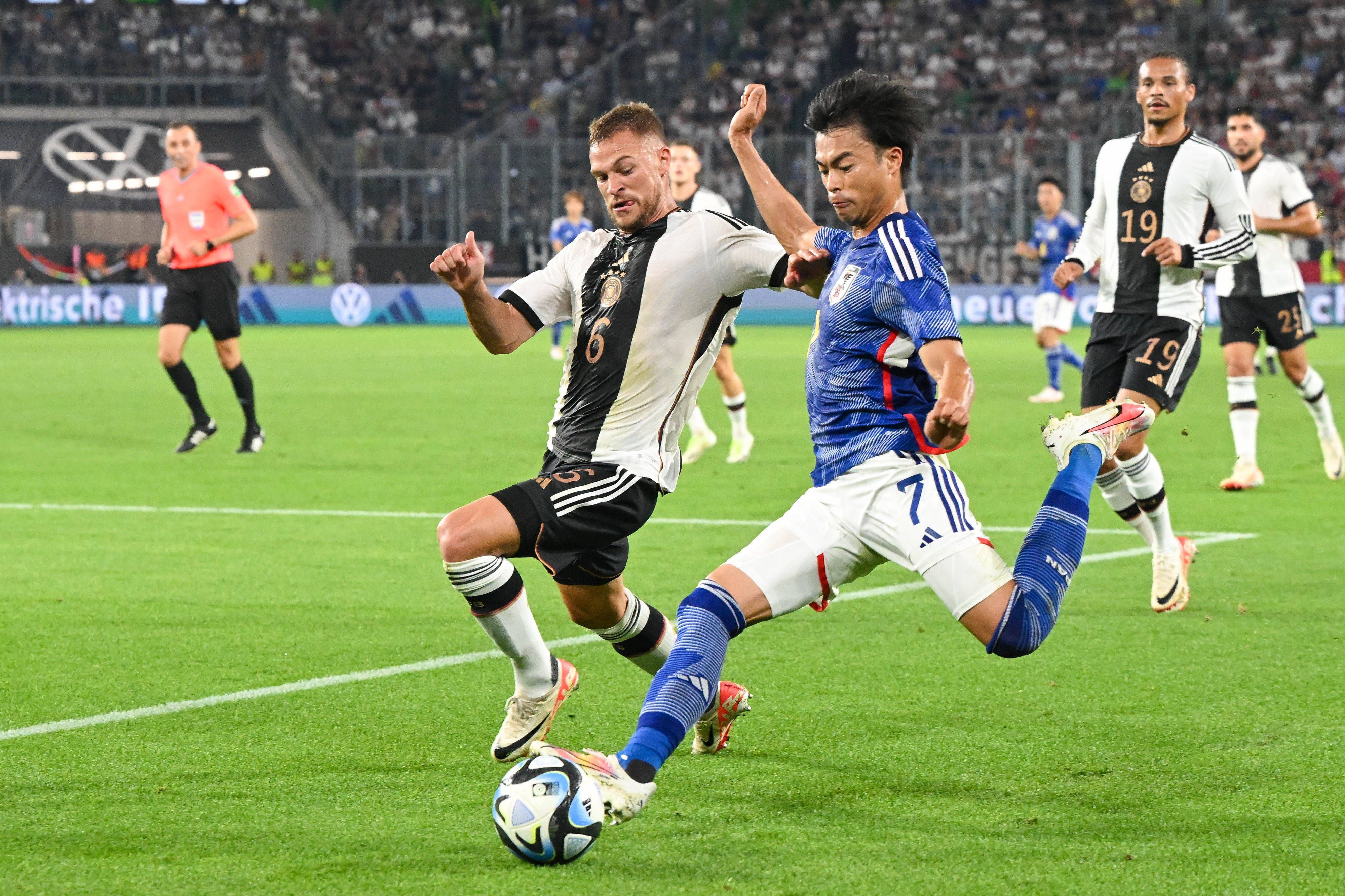 Joshua Kimmich (l.) spielte auf der Rechtsverteidiger-Position, hier ist er im Zweikampf mit Japans Kaoru Mitoma.