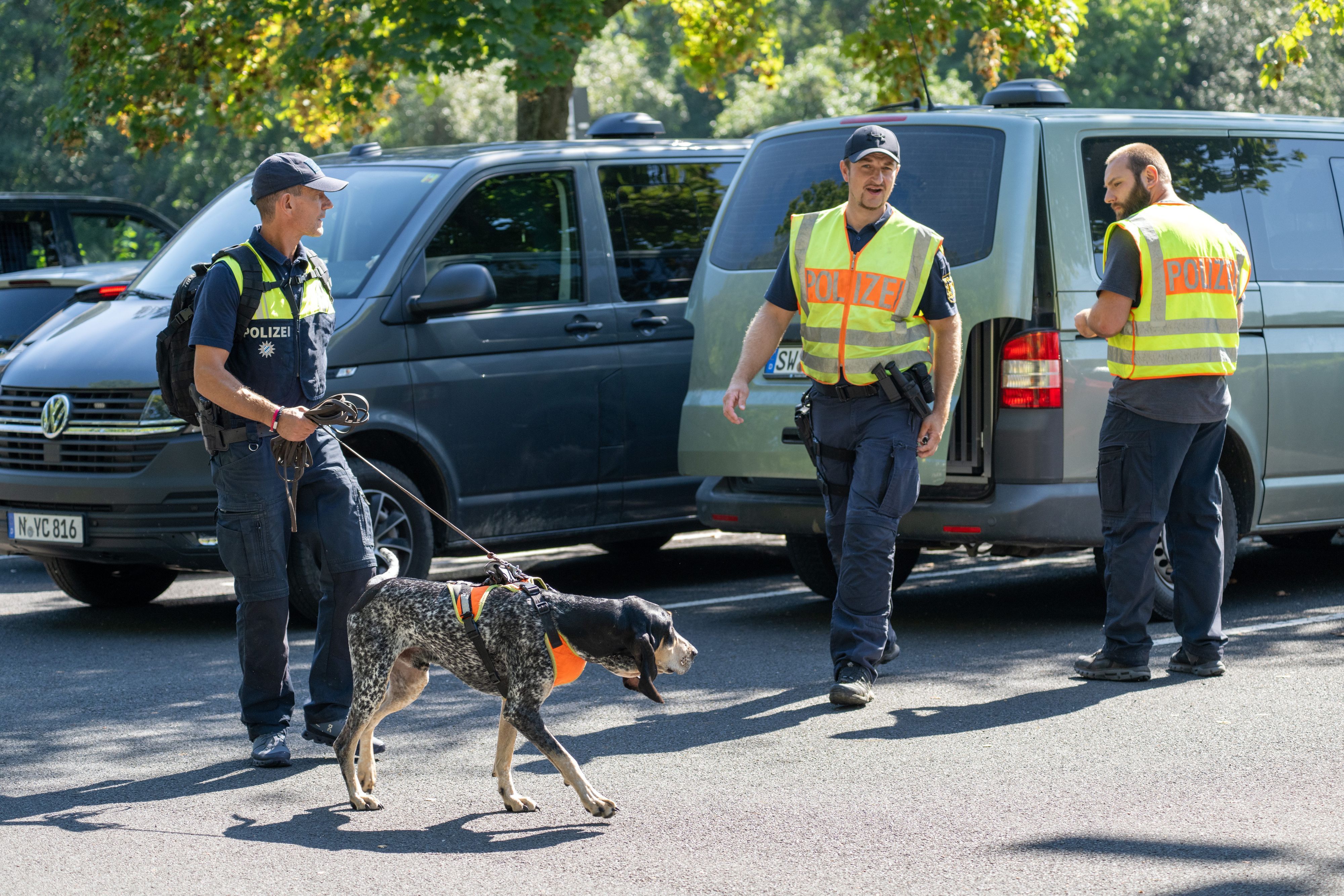 Polizisten suchen mit Spürhunden das Schulzentrum in Lohr am Main ab, in dem ein 14-Jähriger tot aufgefunden wurde. Ein Gleichaltriger ist festgenommen worden.