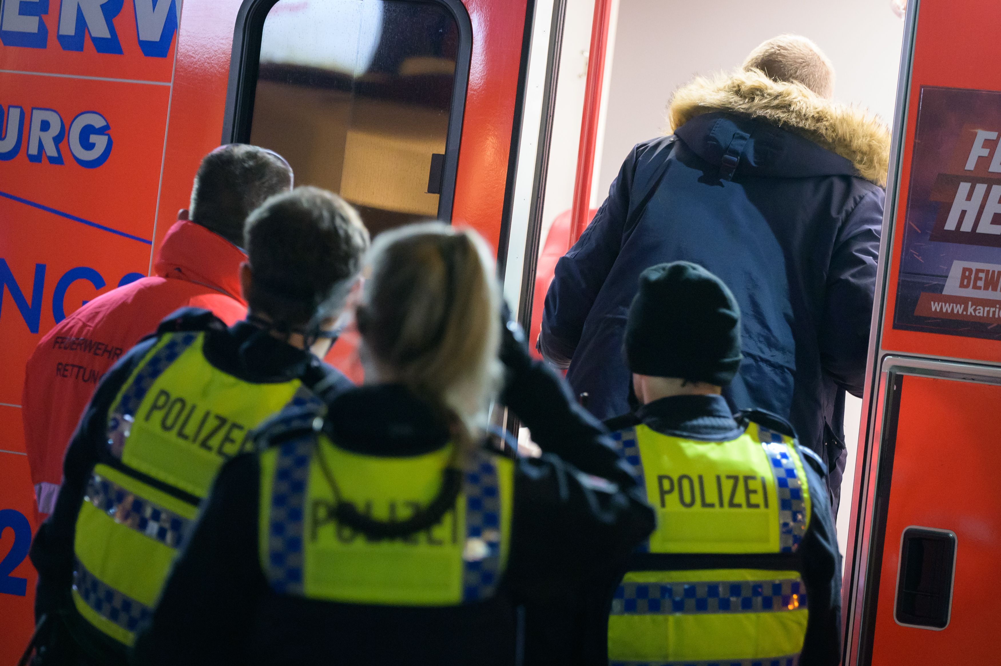 Polizeibeamte an einem Rettungswagen (Symbolfoto).