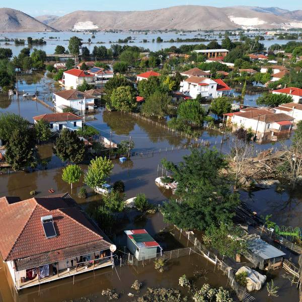Griechenland, Palamas: Hochwasser und Schlamm umgeben die Häuser der Stadt.