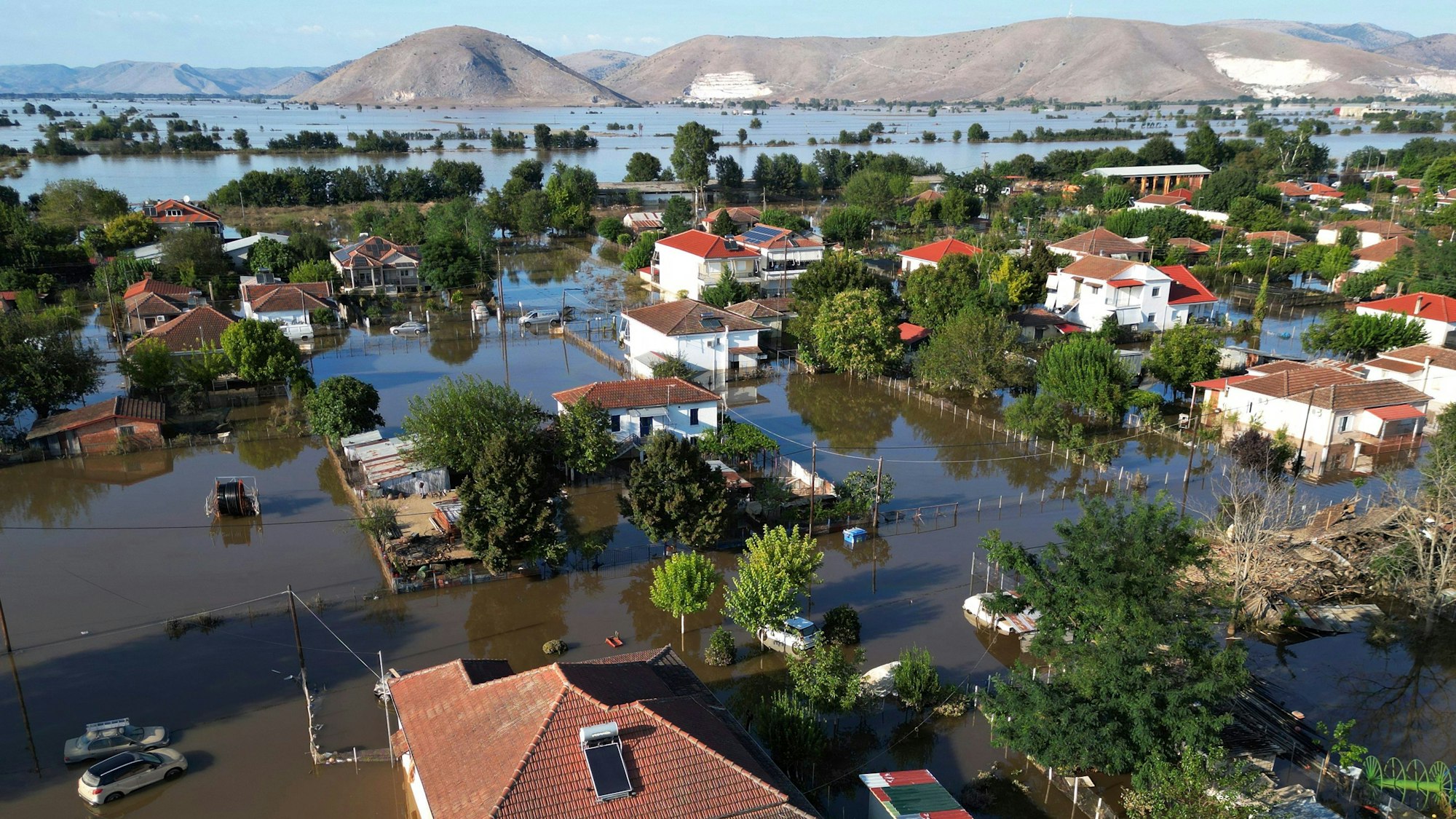 Griechenland, Palamas: Hochwasser und Schlamm umgeben die Häuser der Stadt.