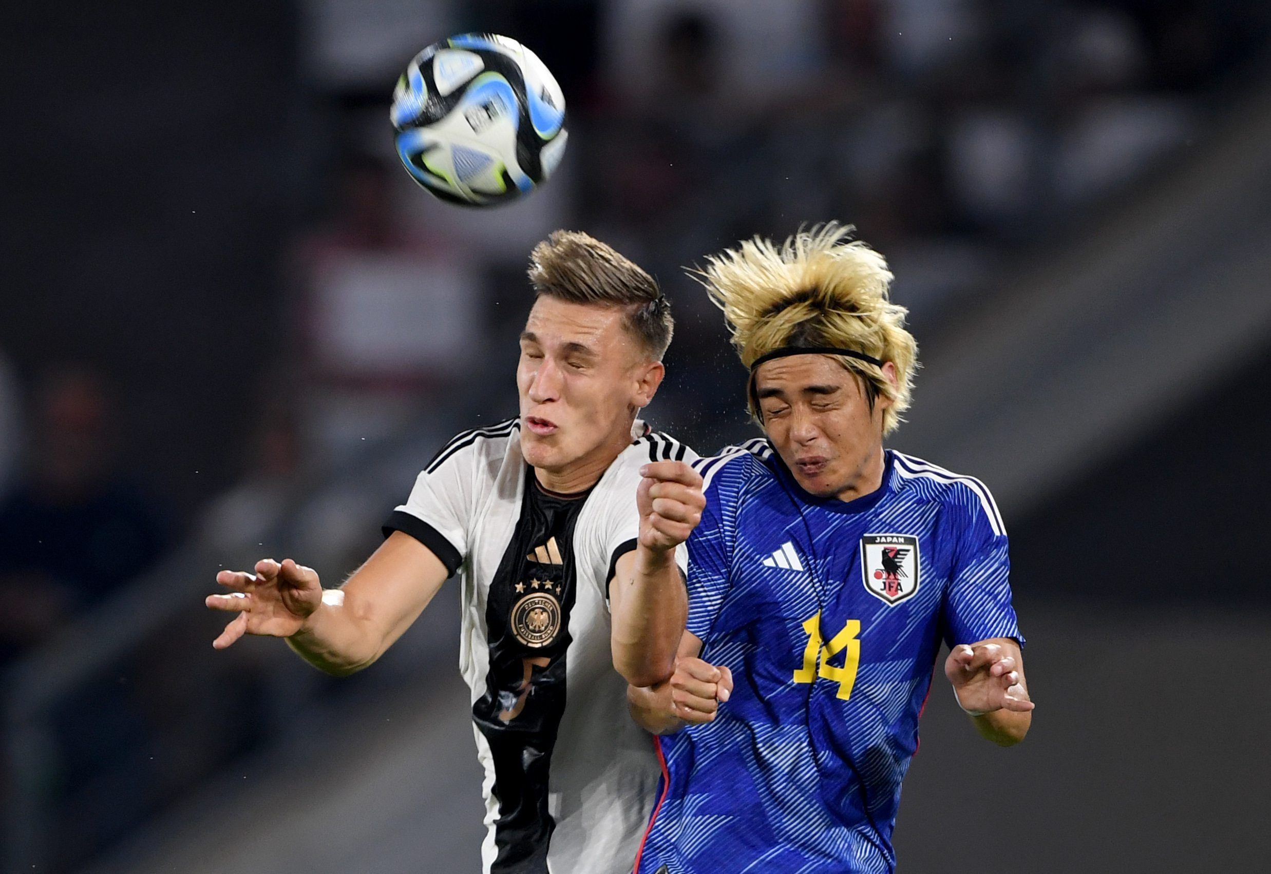 Nico Schlotterbeck erwischte gegen Japan einen schwarzen Tag und sah bei beiden Gegentoren nicht gut aus. Hier ist der BVB-Verteidiger (l.) im Duell mit Japans Junya Ito.