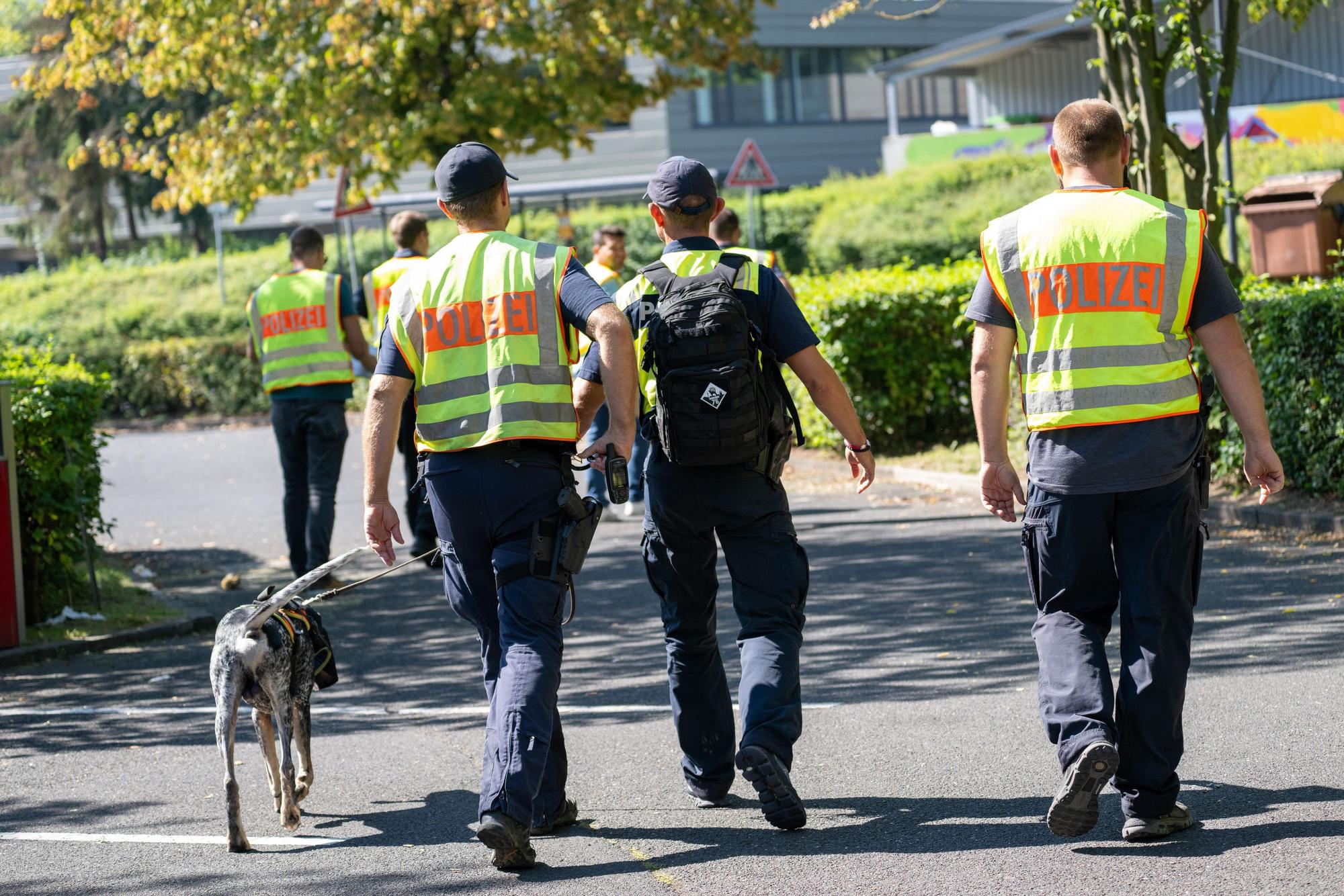 Einsatz in Lohr am Main: Bayerische Polizisten durchkämmen nach dem Tod eines 14-Jährigen das Gebiet um das Schulzentrum.