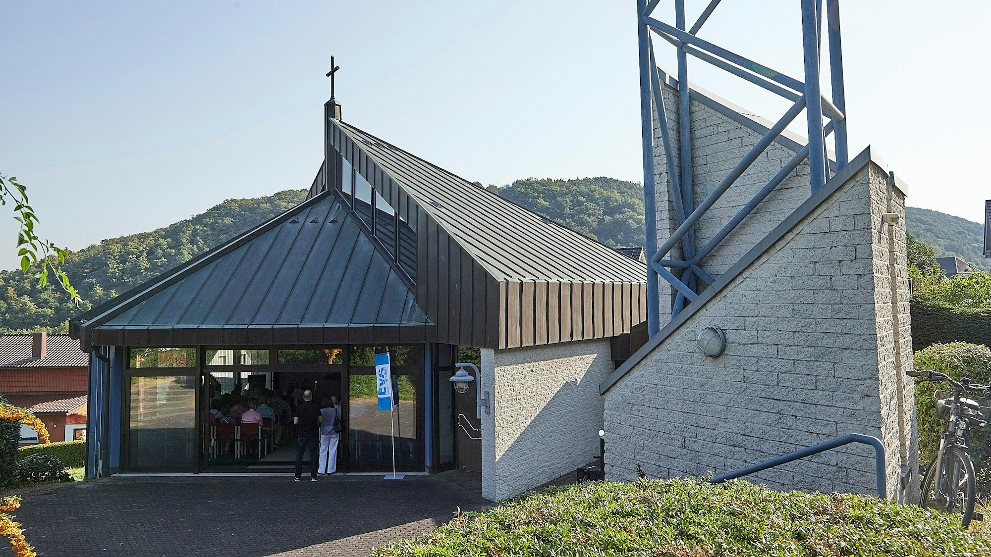 Das Bild zeigt das Gebäude in Heimbach von außen. Knapp 40 Jahre diente es als Kirche.