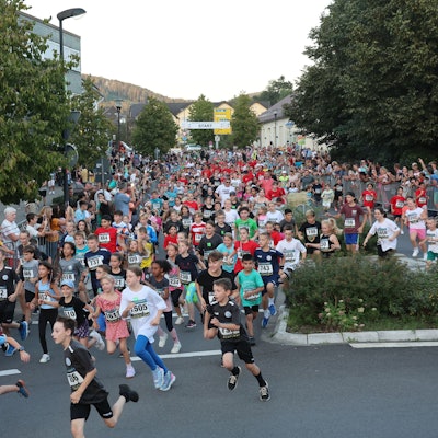 Jede Menge Mädchen und Jungen kommen nach dem Start des Schülerlaufes auf die Fotografin zugestürmt.