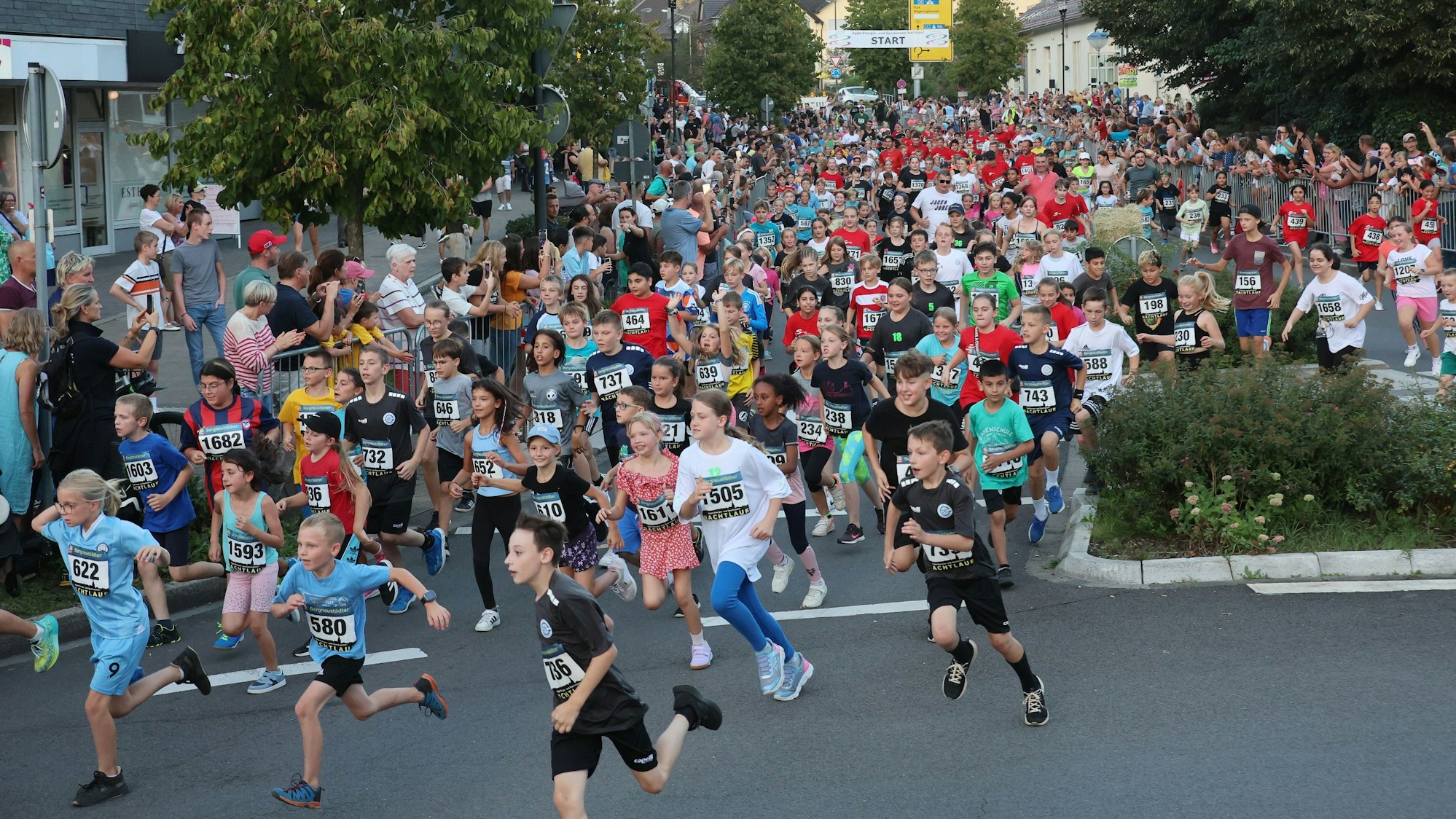 Jede Menge Mädchen und Jungen kommen nach dem Start des Schülerlaufes auf die Fotografin zugestürmt.