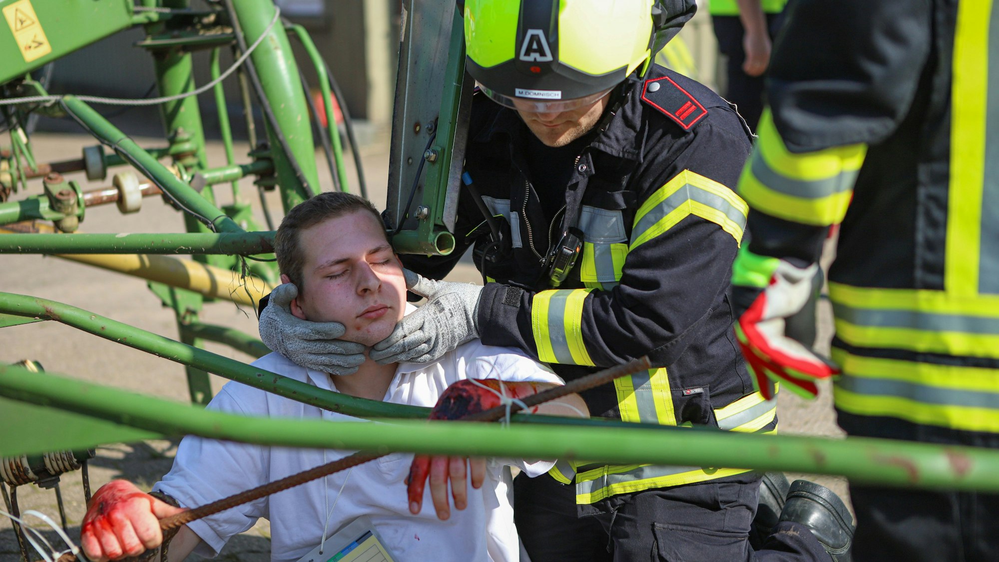 Verletztendarsteller wird aus einer landwirtschaftlichen Maschine gerettet.