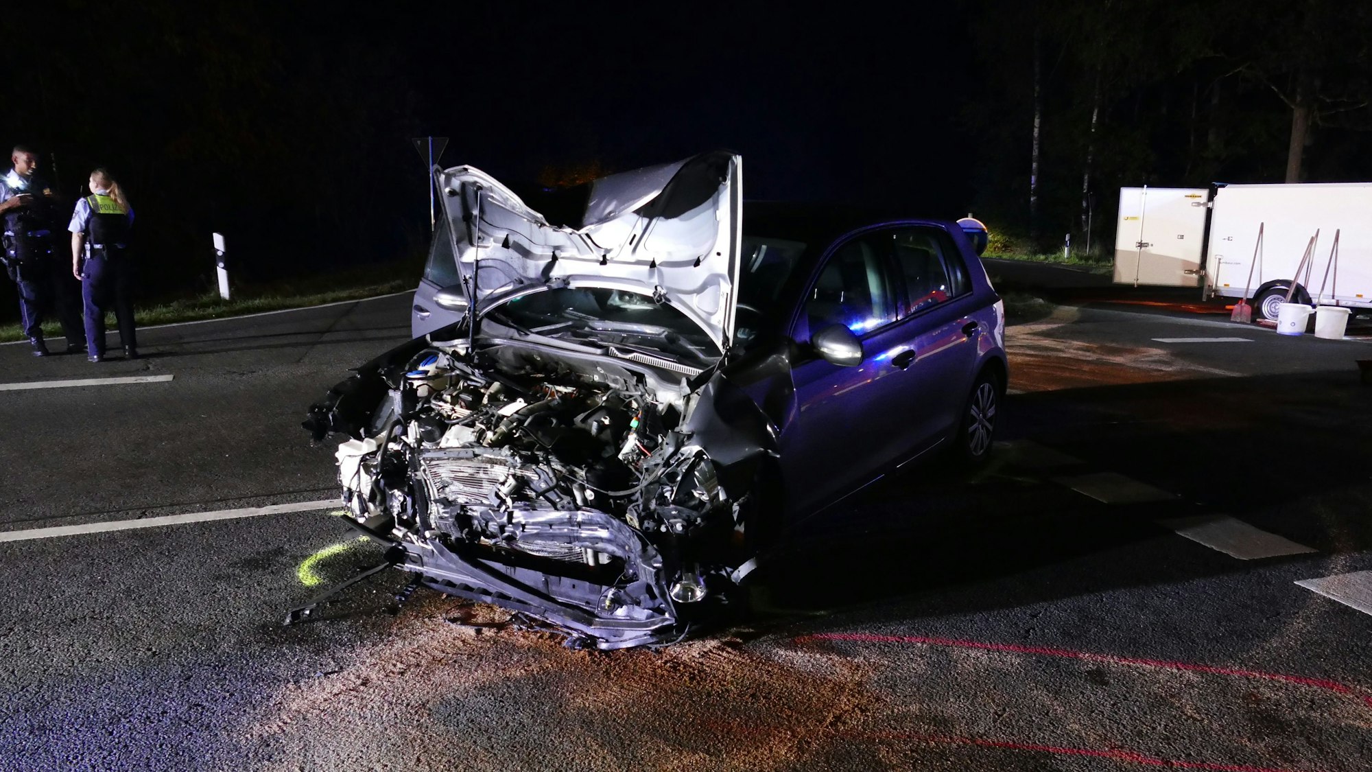 Nach dem Unfall mussten beide Fahrzeuge abgeschleppt werden. Der VW hatte dem BMW die Vorfahrt genommen.