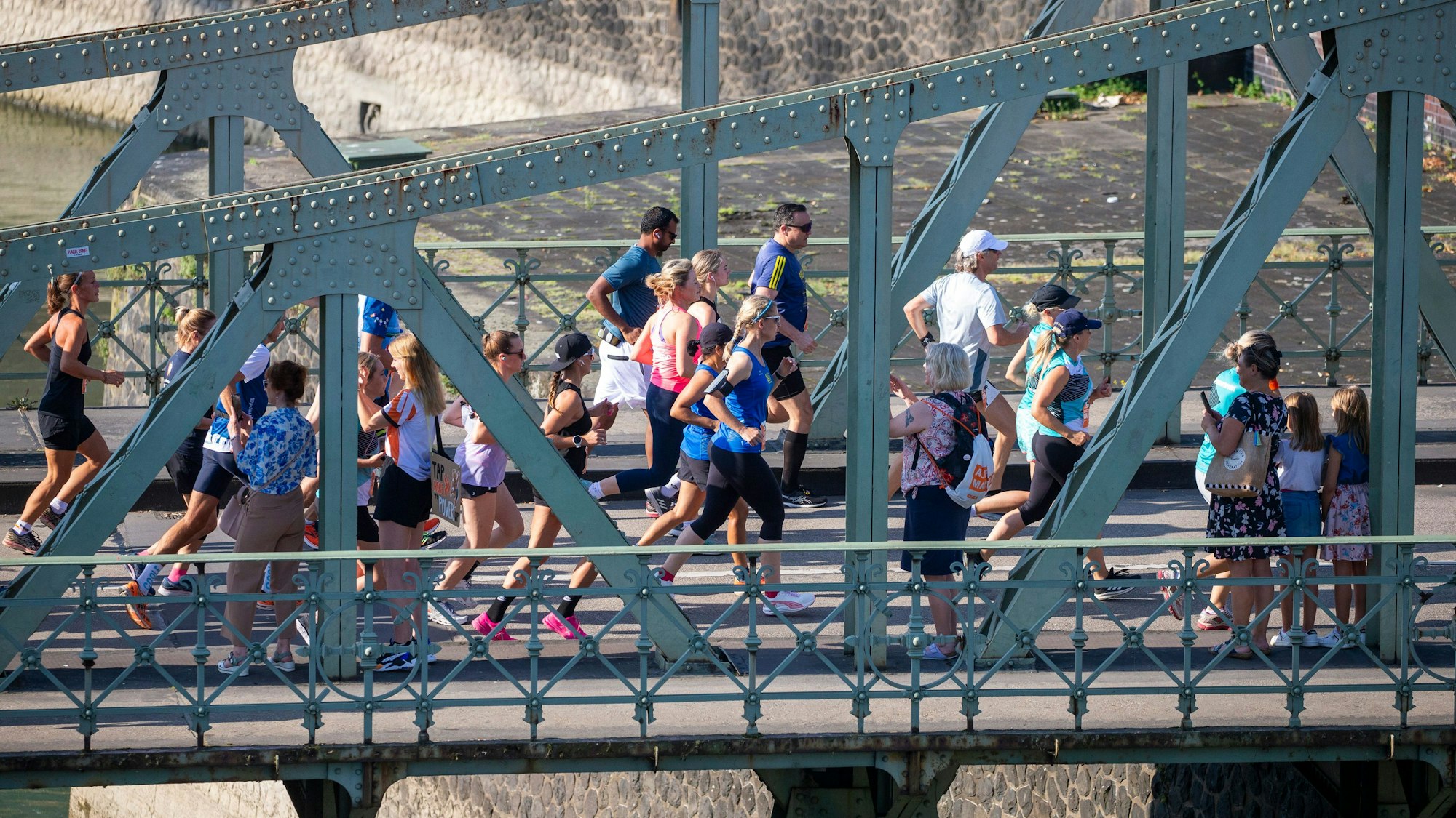 Über sieben Brücken müssen sie laufen: Die Teilnehmerinnen und Teilnehmer des Kölner Brückenlaufs.