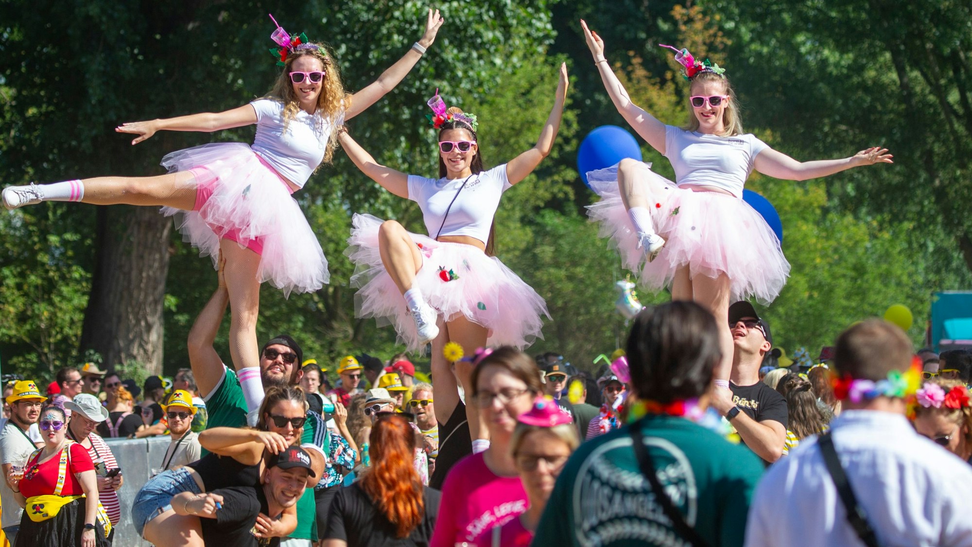 Geht doch: „Jeck em Sunnesching“ erfreut sich größter Beliebtheit beim bunt kostümierten Publikum.