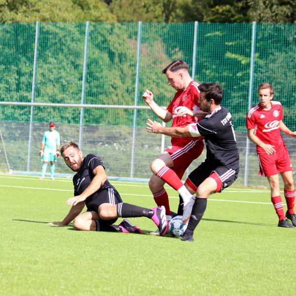 Ein Zülpicher Speler wird von vorne und hinten von Gegner bedrängt.