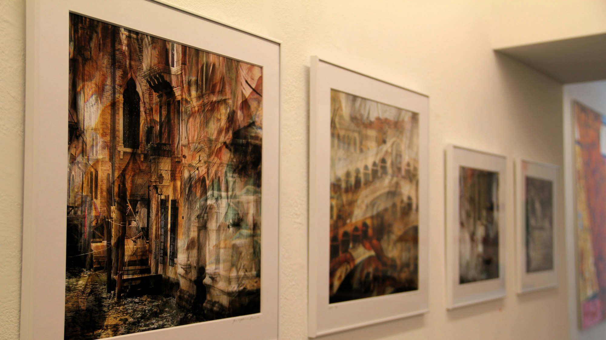 Bilder hängen an der Wand.