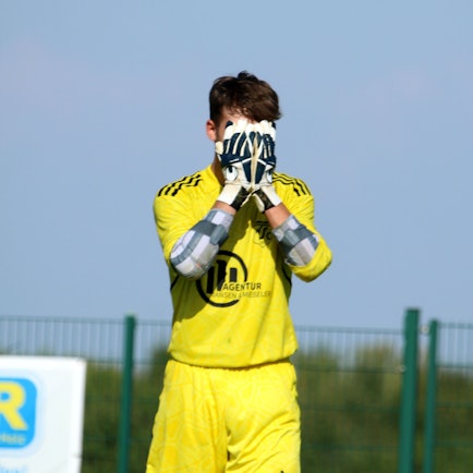 Ein Torwart schlägt die Hände vors Gesicht.