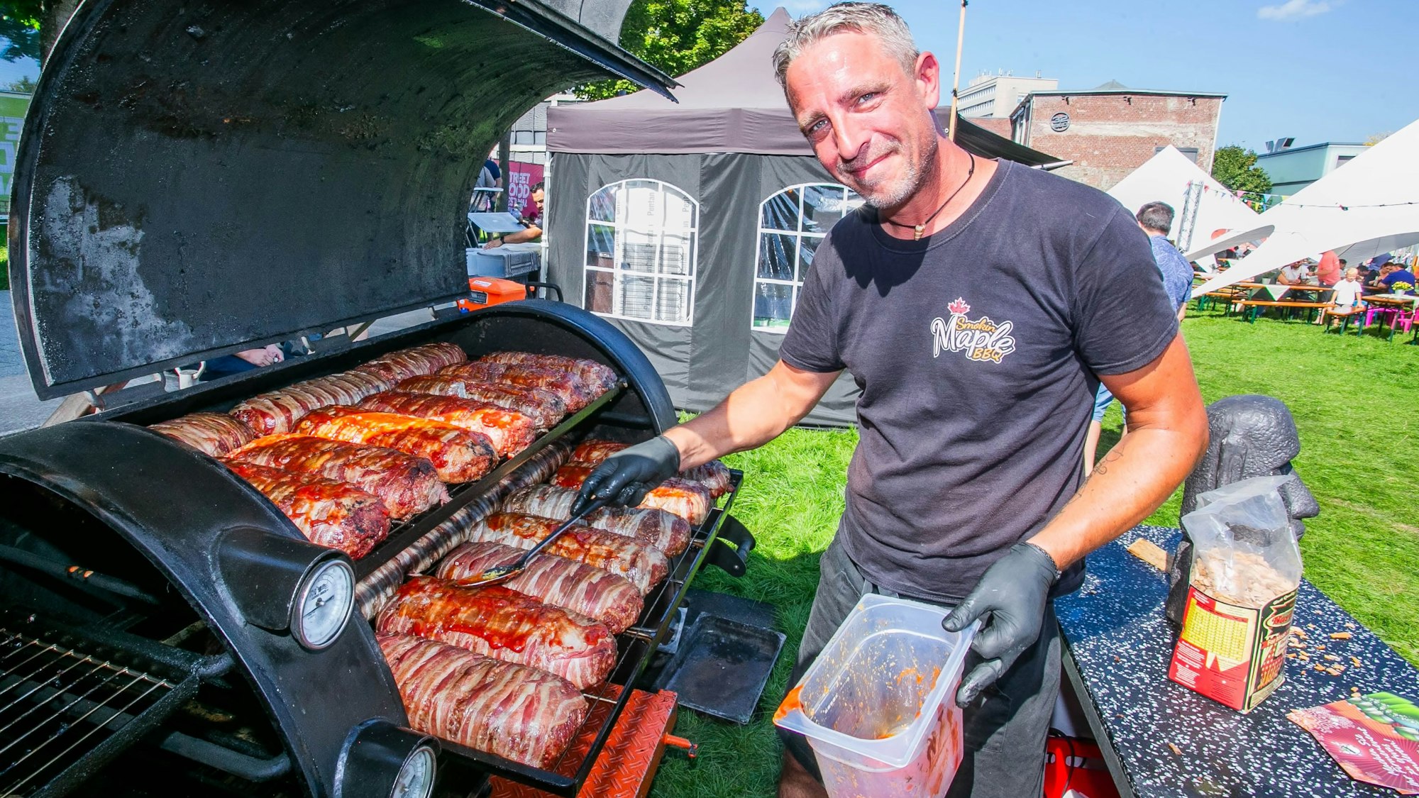 Mit dem „Bacon Bomb Burger“ tritt der Langenfelder Robert Prokurat sogar bei europäischen Wettbewerben an. Im Gummersbacher Stadtgarten räuchert er seine Fleischbomben sechs bis sieben Stunden über Buchenholz.