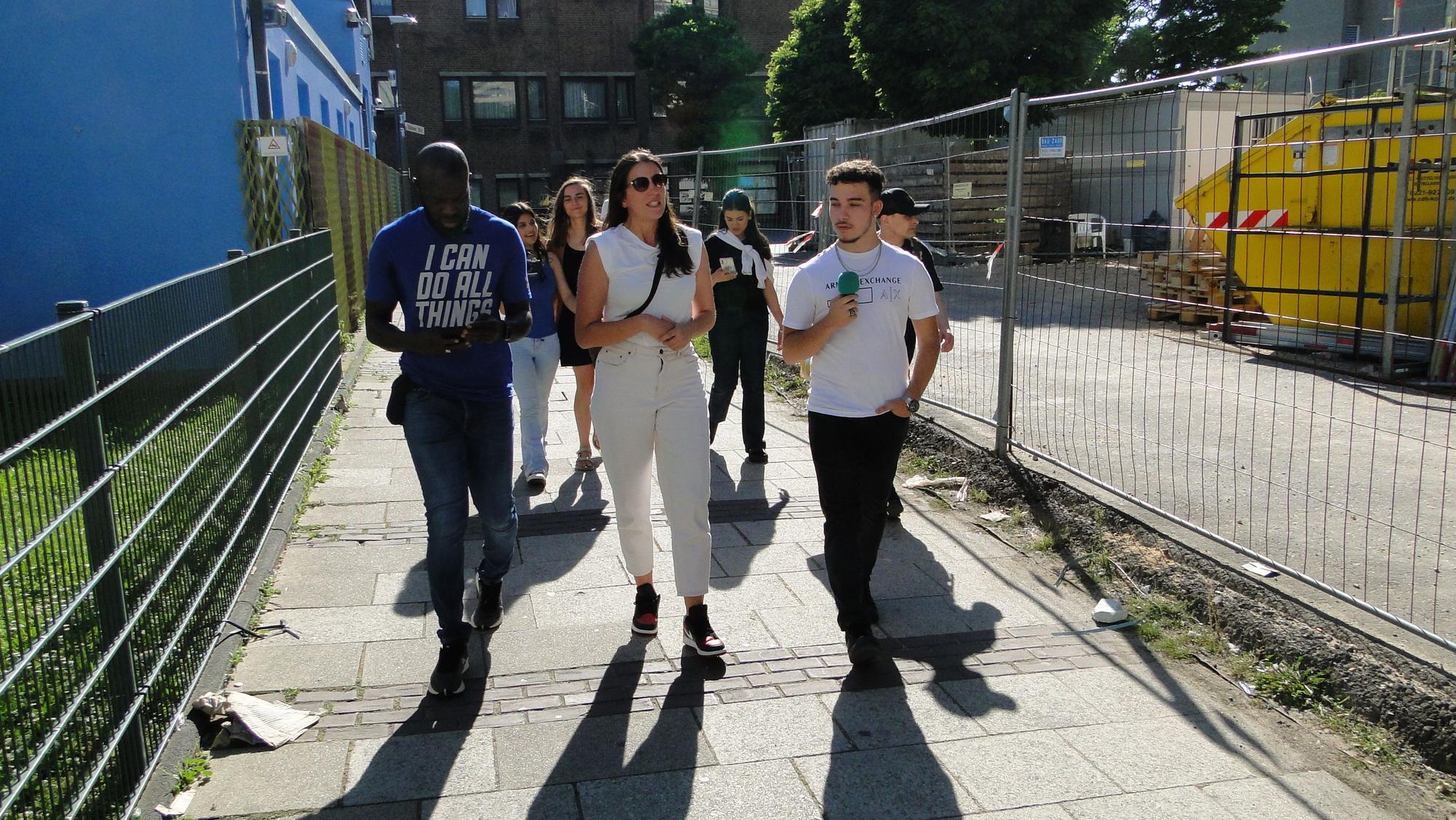 Hans Sarpei und Lena Teschlade ließen sich bei ihrem Spaziergang von Atakan interviewen.
