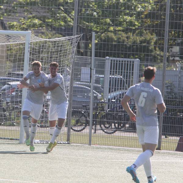 Da war die Hangelarer Welt noch in Ordnung: Robin Grae (links) bejubelt seinen Treffer zum 2:0.