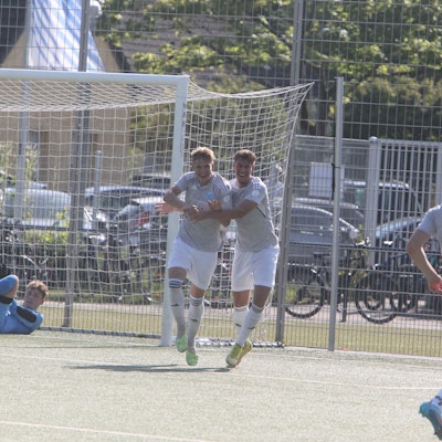 Da war die Hangelarer Welt noch in Ordnung: Robin Grae (links) bejubelt seinen Treffer zum 2:0.