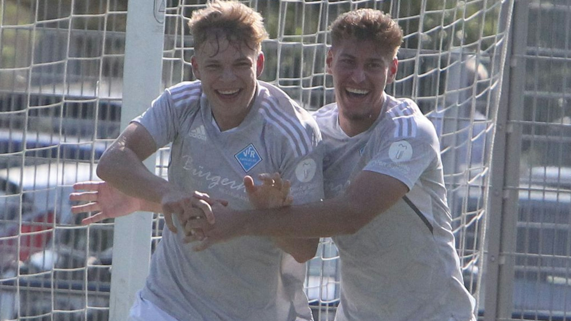 Da war die Hangelarer Welt noch in Ordnung: Robin Grae (links) bejubelt seinen Treffer zum 2:0.