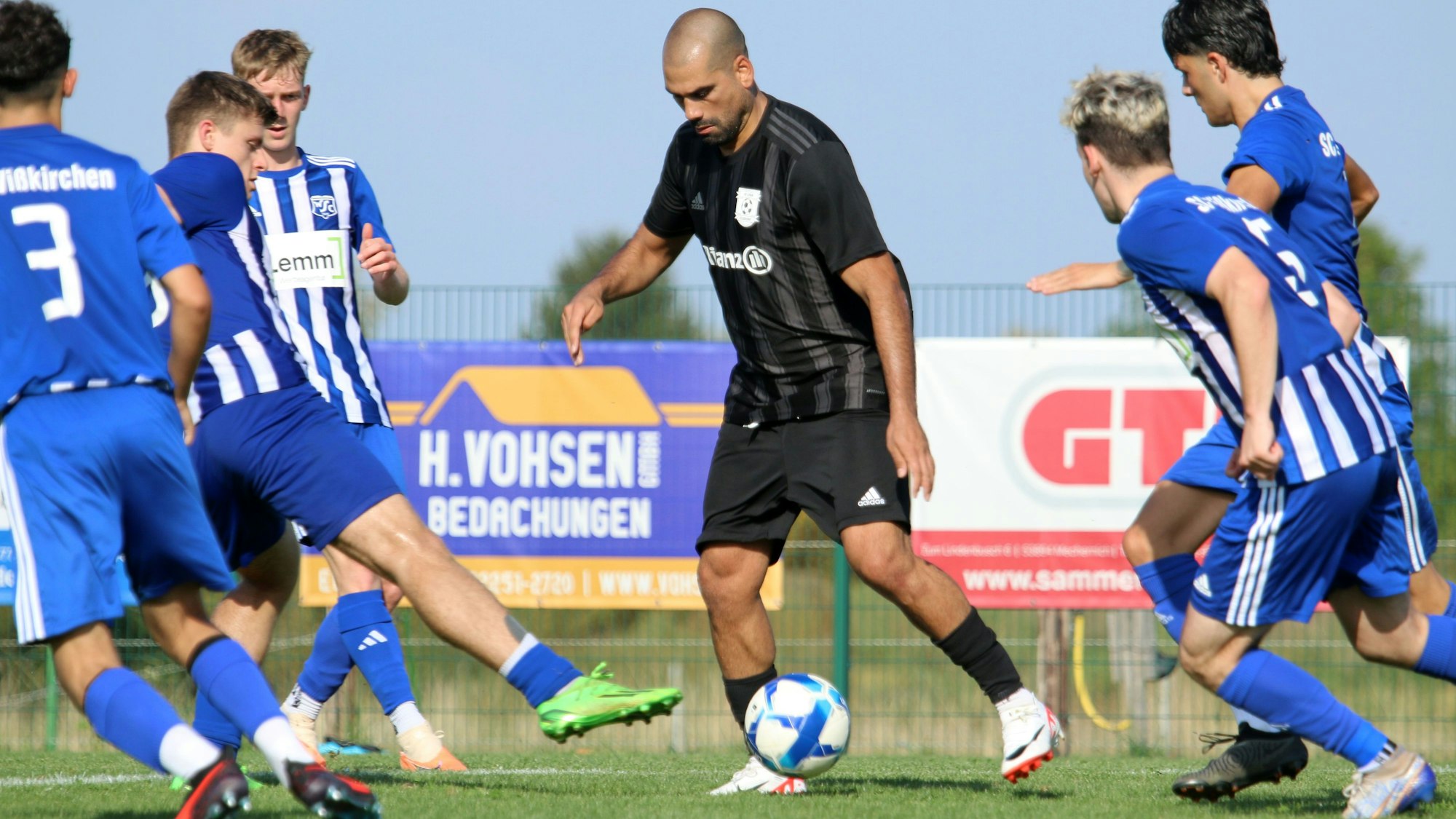 Taner Yalcin wird von fünf Wißkirchenern bedrängt.