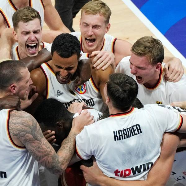 Die deutsche Basketball-Nationalmannschaft feiert in Manila den Weltmeister-Titel. Im Bild zu sehen sind unter anderem Dennis Schröder, Johannes Thiemann, Daniel Theis, Andreas Obst, Maodo Lo und Niels Giffey.