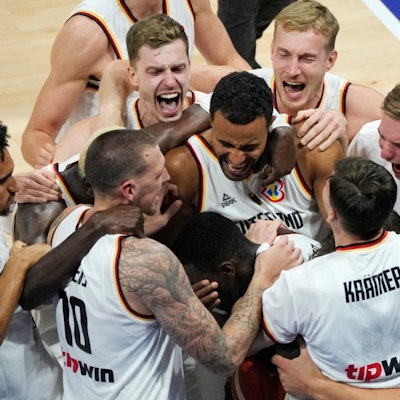 Die deutsche Basketball-Nationalmannschaft feiert in Manila den Weltmeister-Titel. Im Bild zu sehen sind unter anderem Dennis Schröder, Johannes Thiemann, Daniel Theis, Andreas Obst, Maodo Lo und Niels Giffey.