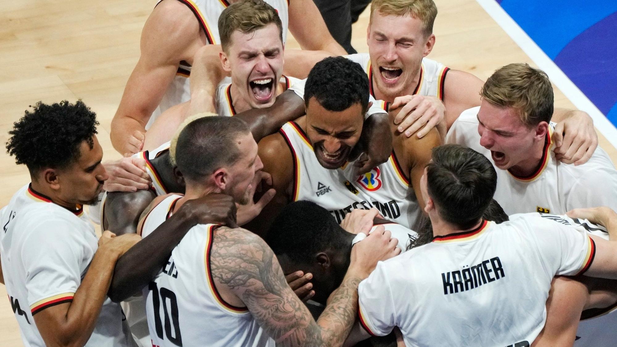 Die deutsche Basketball-Nationalmannschaft feiert in Manila den Weltmeister-Titel. Im Bild zu sehen sind unter anderem Dennis Schröder, Johannes Thiemann, Daniel Theis, Andreas Obst, Maodo Lo und Niels Giffey.