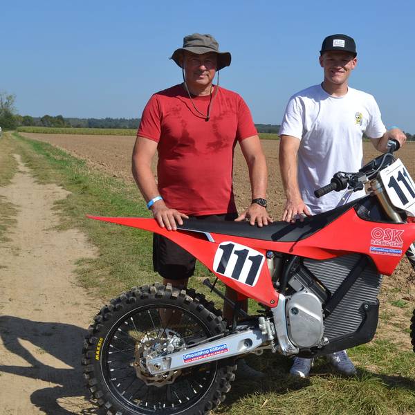 Michael Gosepath und Sohn Ben (v.l.) mit einem Elektromotorrad der Start-Up-Firma "Stark Vaq".