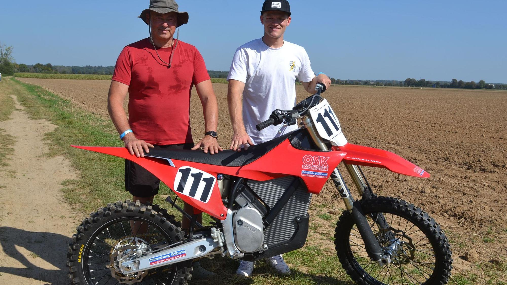 Michael Gosepath und Sohn Ben (v.l.) mit einem Elektromotorrad der Start-Up-Firma "Stark Vaq".