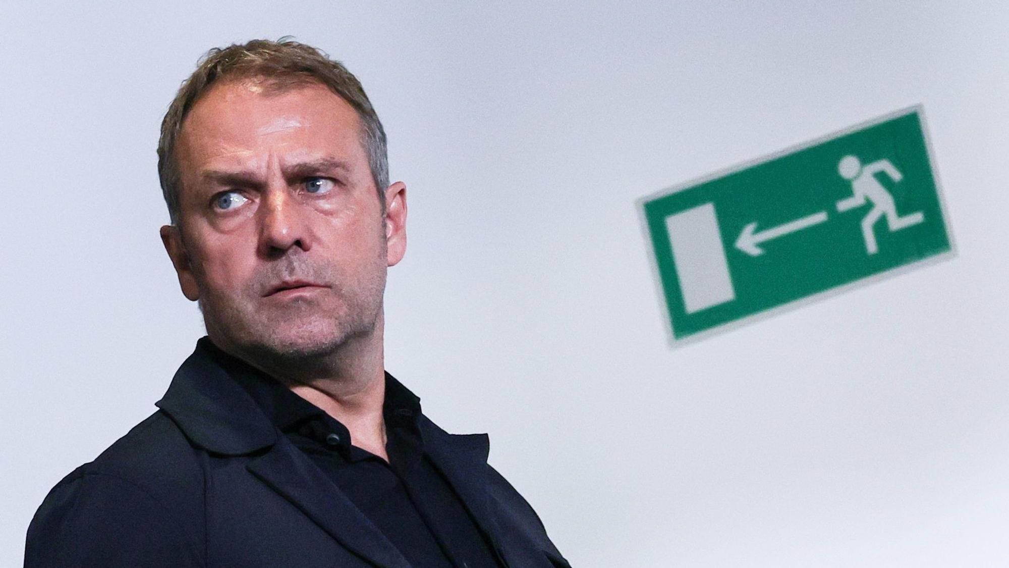 Damaliger Bundestrainer Hansi Flick kommt nach dem Spiel zu einer Pressekonferenz.