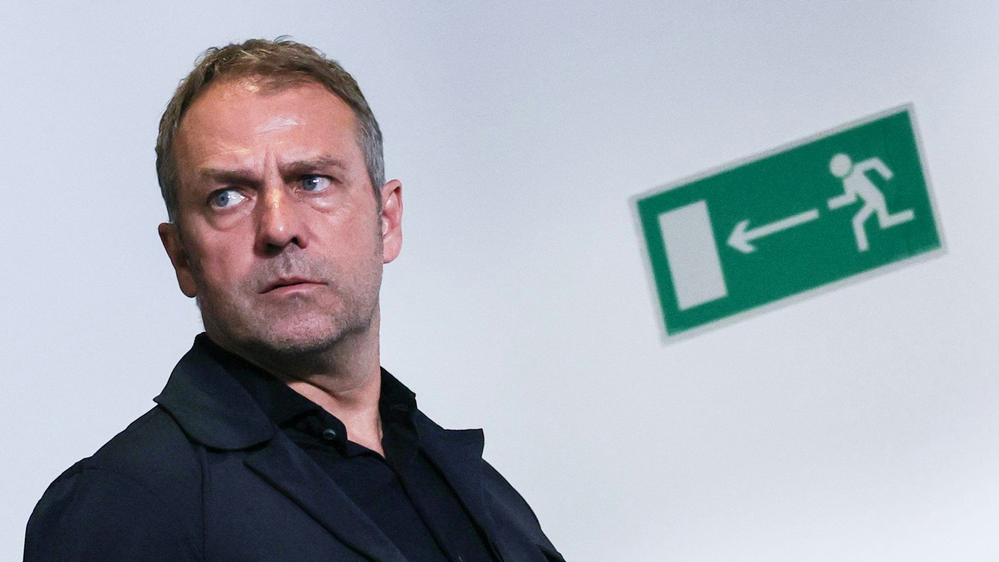 Damaliger Bundestrainer Hansi Flick kommt nach dem Spiel zu einer Pressekonferenz.