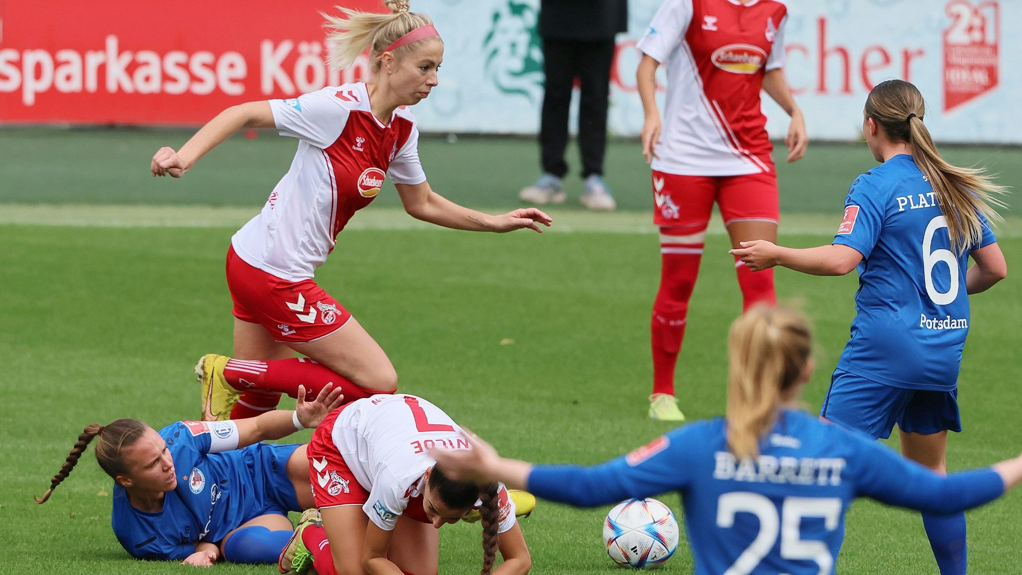 1.FC Köln vs. Turbine Potsdam, Fussball Frauen, 1. Bundesliga, links: Sharon Beck (1.FC Köln), Bild: Herbert Bucco, 01.10.2022