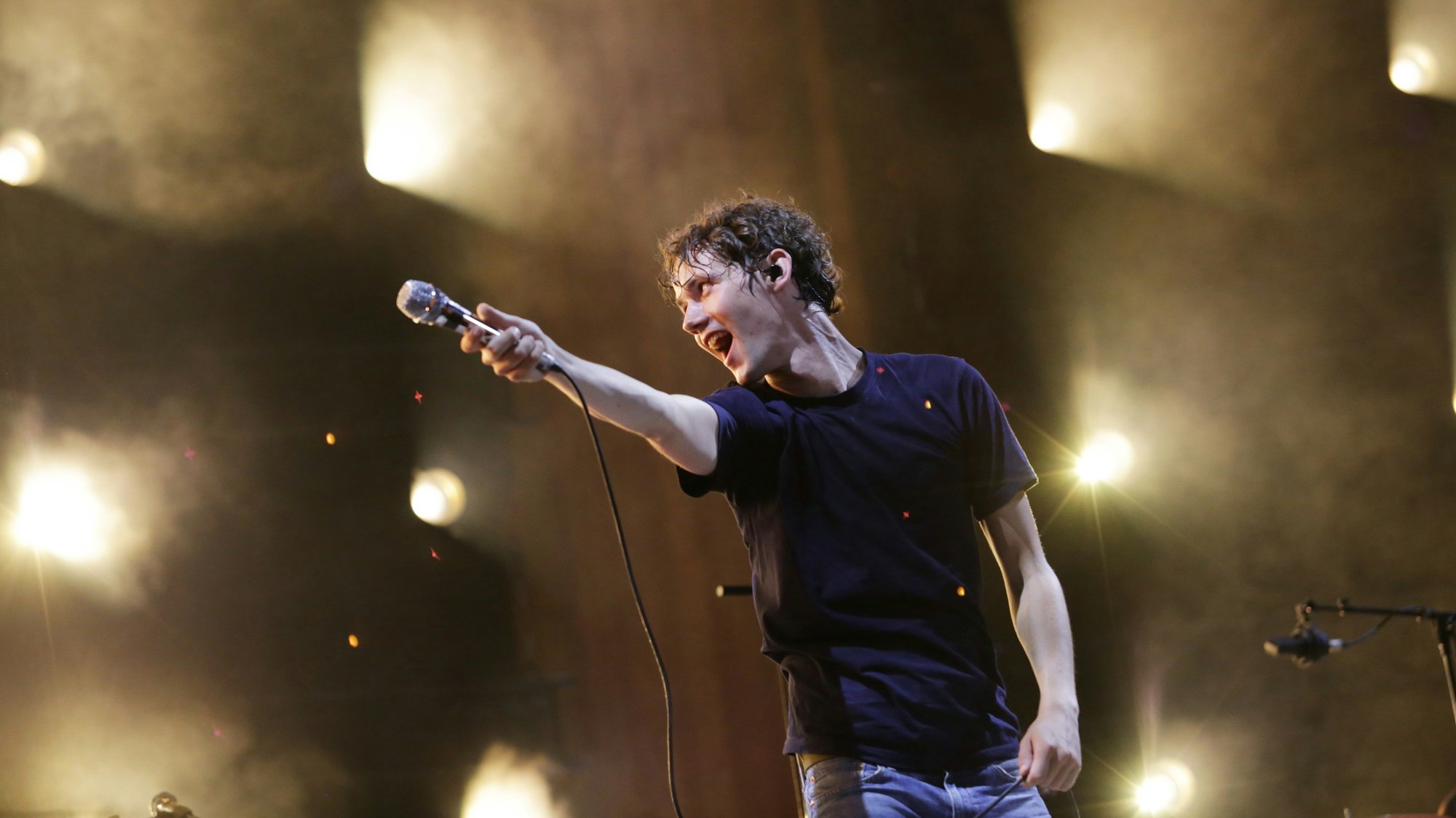 Auf dem Bild ist Henning May, Sänger der Kölner Band AnnenMayKantereit beim Konzert im RheinEnergieStadion 2023 zu sehen. Foto: Ingo Lammert