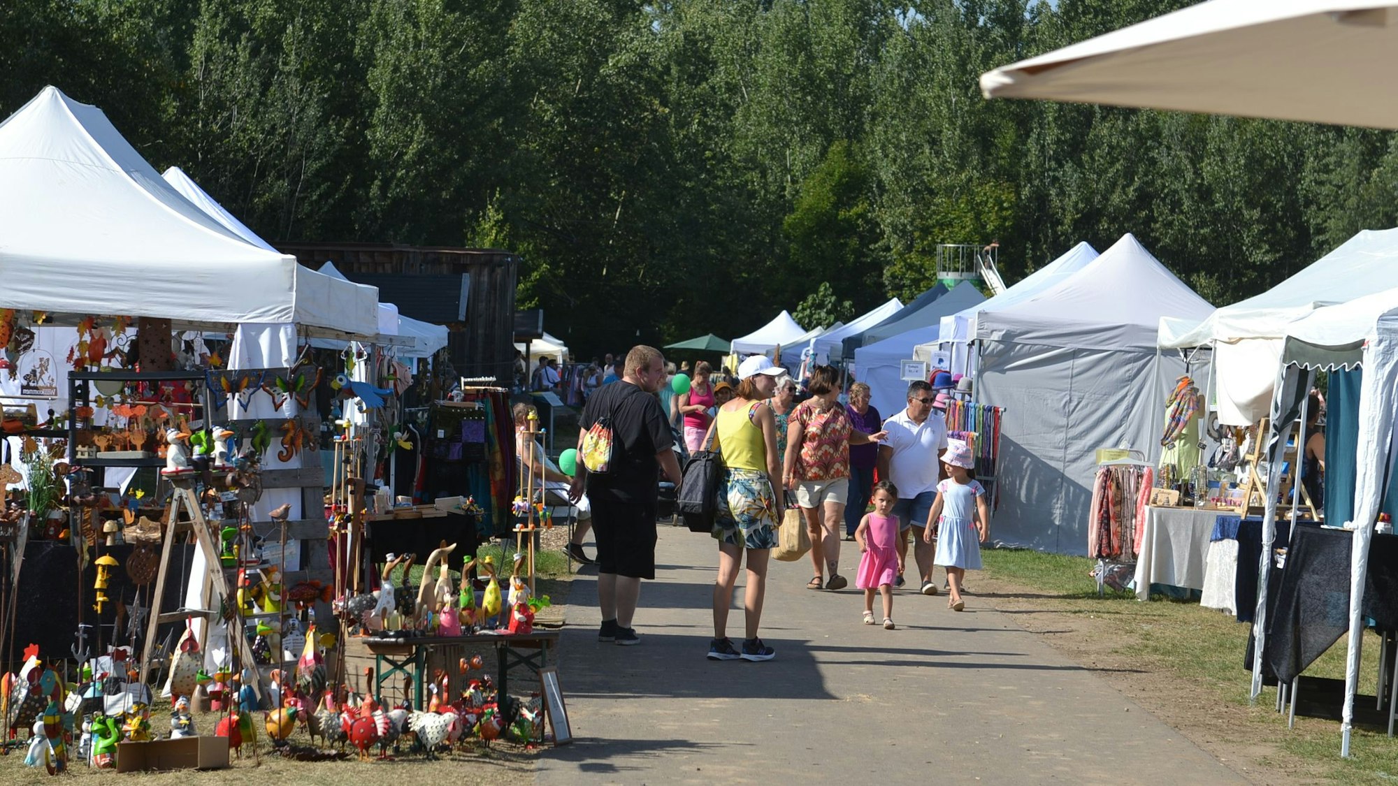 Das Bild zeigt den Herbstmarkt im Zülpicher Seepar. Zu sehen sind Zelte, in den Aussteller ihre Waren verkaufen.
