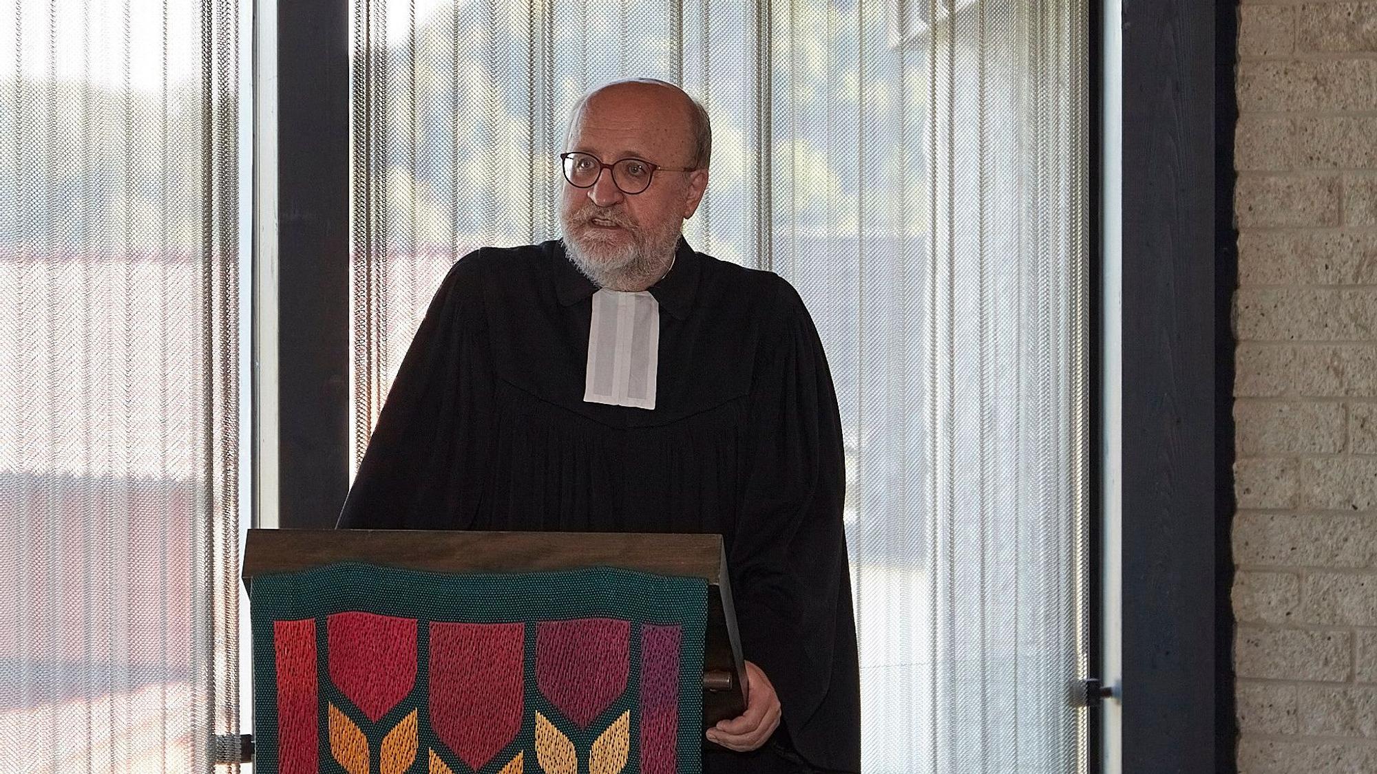 Superintendent Hans-Peter Bruckhoff steht an einem Rednerpult in Heimbach, wo er früher als Pfarrer tätig war.
