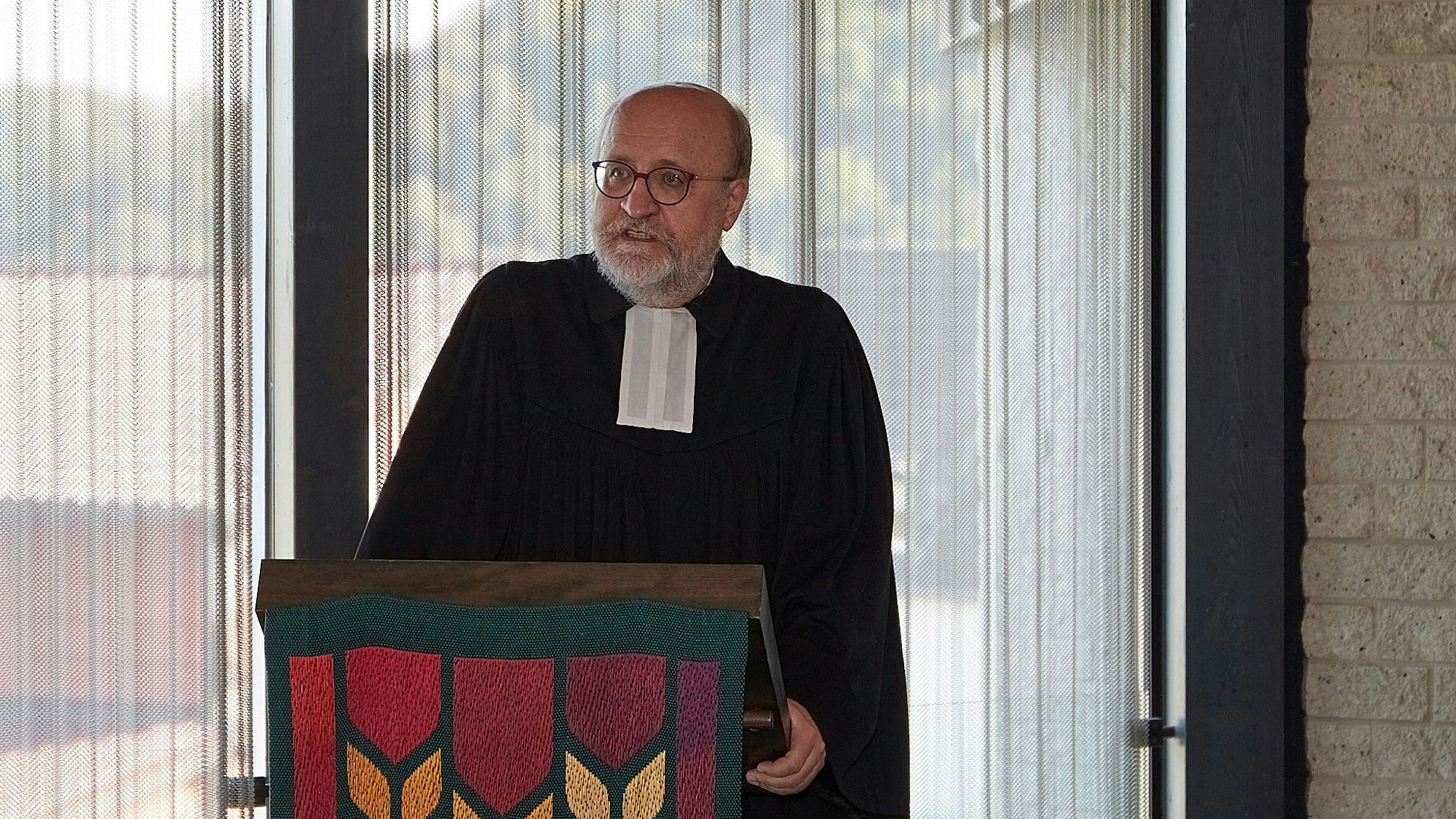 Superintendent Hans-Peter Bruckhoff steht an einem Rednerpult in Heimbach, wo er früher als Pfarrer tätig war.