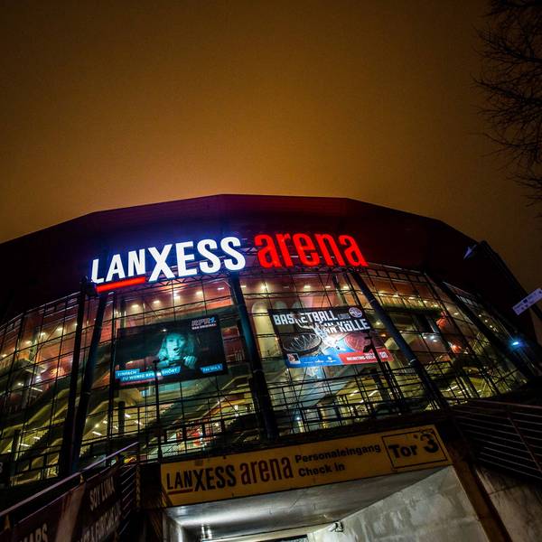 Lanxess-Arena mit Schein im Nebel bei Nacht