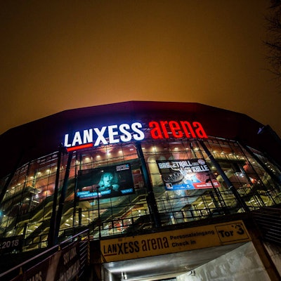 Lanxess-Arena mit Schein im Nebel bei Nacht